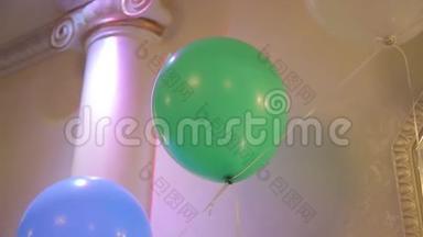天花板上的绿色栏杆。 儿童派对气球。 派对上喜庆的绿色。 Balo